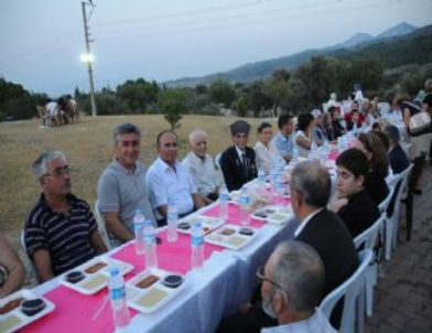 Güzelbahçe Belediyesi Gazi ve Şehit Ailelerine İftar Yemeği Verdi