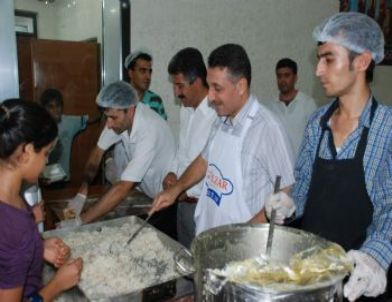 Ak Parti İl Başkanı Advan Vatandaşa Yemek Dağıttı