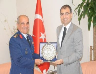 Diyarbakır'a Atanan Korgeneral Bilgin, Vali Toprak'ı Ziyaret Etti