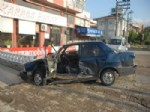 IŞIK İHLALİ - Kamyon İle Otomobil Çarpıştı: 2 Yaralı