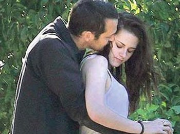 ‘Vampir’ Aşkı İçin Boşanıyor