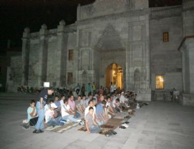 Aksaray’da Camiler Dolup Taştı