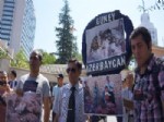 SIYAH ÇELENK - Azeriler, İran Büyükelçiliği Önüne Siyah Çelenk Bıraktı