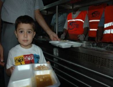 Kimse Yok Mu Derneği İftar Tırı Kadir Gecesi’nde Elbistanlıları Ağırladı