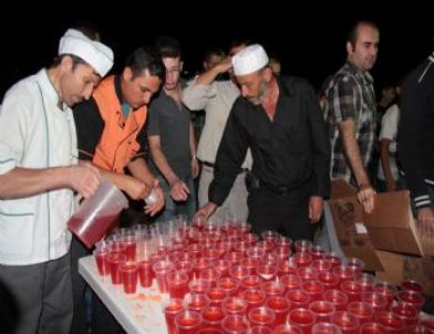 Nevşehir Belediyesi Kadir Gecesinde Şerbet Dağıttı