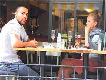 Kadir, Özge'den Fırça Yedi