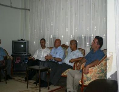 Chp’li Vekiller, Cezaevinde Ölen Mahkumun Ailesinin Yanında