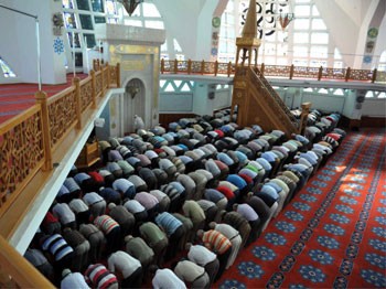 Silahlar cuma namazı sırasında patladı: 1 ölü 5 yaralı