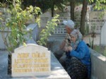 MARMARA DEPREMİ - Marmara Depremi'nde Yakınlarını Kaybedenler Mezarlıklara Akın Etti