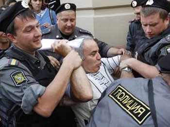 Kasparov’a ‘Pussy Riot’ gözaltısı