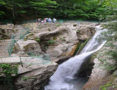 Samandere Şelalesi Tatilcilerin İlgi Odağı Oluyor