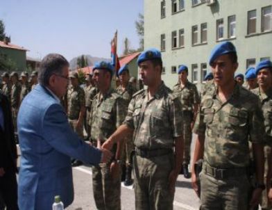 Bakan Şahin Sınırdaki Askerlerle Bayramlaştı