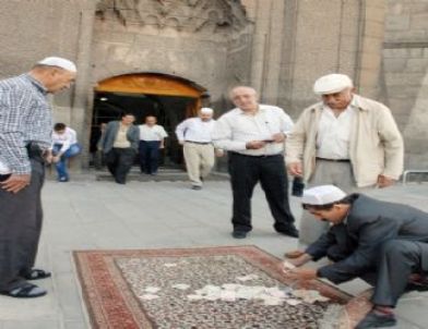 Camilere Akın Eden Kayserililer, Çıkışta Birbirleriyle Bayramlaştı