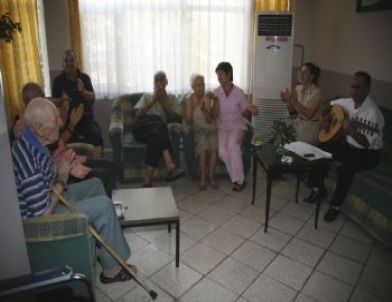 Udi Demir’den Huzurevi Sakinlerine Mini Konser