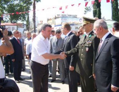 Vali Cerrah ve Protokol Üyeleri Vatandaşlarla Bayramlaştı