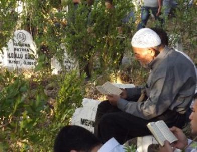 Yayladağı'nda Her Bayram Kabirlere Fidan Dikiliyor