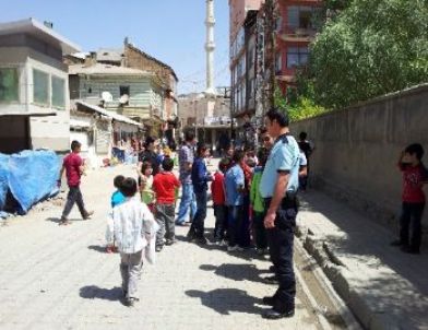 Yüksekova'da Polis, Çocuklara Top ve Bayram Harçlığı Dağıttı