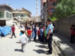 ÜZEYIR AZIZ ÖZEREN - Yüksekova'da Polis, Çocuklara Top ve Bayram Harçlığı Dağıttı