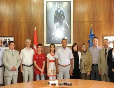 5 Öğrencinin 1 Yıllık Bursu Vali Kenan Çiftçi’den