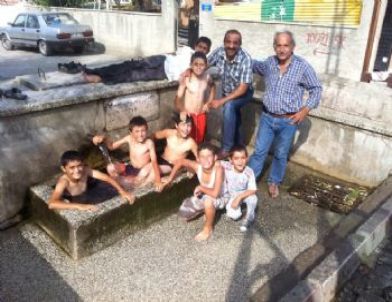 Sıcaktan Bunalan Çocuklar Havuz ve Çeşme Kenarlarında Serinledi