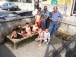 ÇALIŞAN ÇOCUKLAR - Sıcaktan Bunalan Çocuklar Havuz ve Çeşme Kenarlarında Serinledi