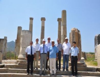 Vali Al Kadı Kalesi ve Magnesia Kazılarını İnceledi