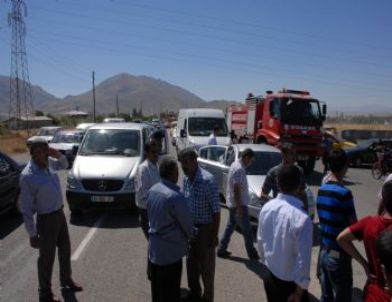 Köylüler Yol Kesip Eylem Yaptı