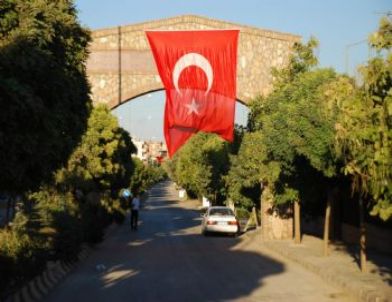 Şehidin Köyü Türk Bayraklarıyla Donatıldı