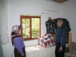 ÇÖKME TEHLİKESİ - Yaşlı Çift, 7 Aydır Oturulamaz Raporu Verilen Evde Ölümü Bekliyor
