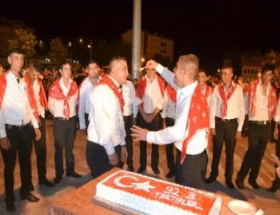 Bigadiç'te 25 Asker Adayı Ellerine Kına Yakılarak Uğurlandı