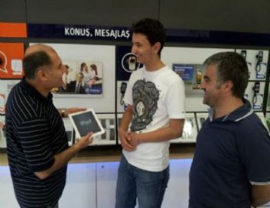 Milletvekili Türkiye Birincisine Bilgisayar Hediye Etti