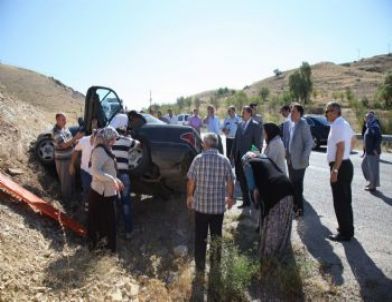 Bakan Eroğlu Kaza Yapan Aileye Yardım Etti