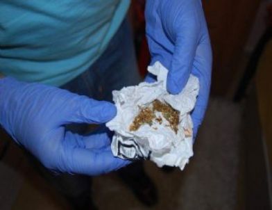 Manisa Genelevi'de Esrar Ele Geçirildi