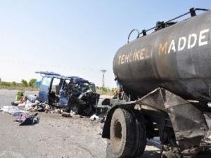 Minibüs Tankere Çarptı, 3 Kişi Yaralandı