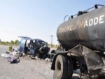AFET KOORDINASYON MERKEZI - Minibüs Tankere Çarptı, 3 Kişi Yaralandı