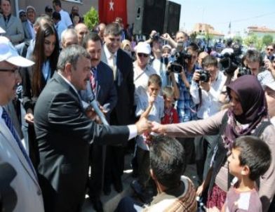 Bakan Eroğlu, 96 Konutun Anahtarlarını Teslim Etti