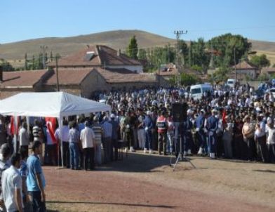 Şehit Ağabeyini Son Yolculuğuna Asker Selamı İle Uğurladı