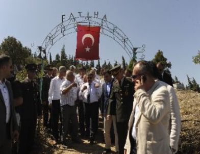 Bakan Şahin, Lapseki'de Şehit Ailesini Ziyaret Etti