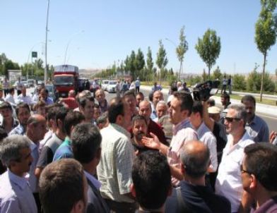 Besiciler Protokol Yolunu Kapatma Girişiminde Bulundu