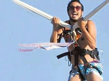 Sarp Apak Çığlık Çığlığa!