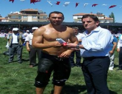 Başpehlivan Ali Gürbüz’e İki Adet Arsa Tapusu