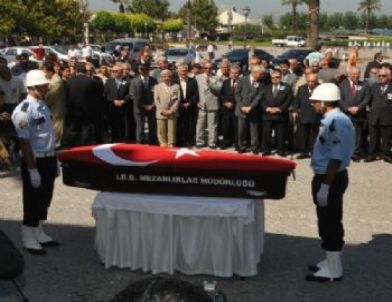 İzmir'in Eski Valilerinden Hüseyin Öğütçen Son Yolculuğuna Uğurlandı