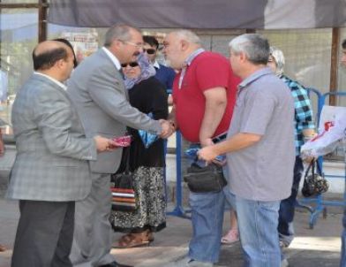 MHP Esnafa Türk Bayrağı Dağıttı