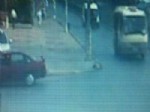ÇARPMA ANI - (özel Haber) Minibüsün Taksiye Çarpma Anı Güvenlik Kamerasına Yansıdı