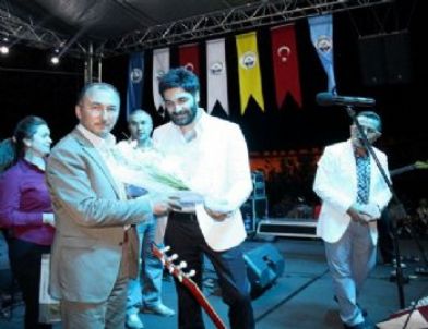 Uğur İşılak Ardahanlıları Coşturdu