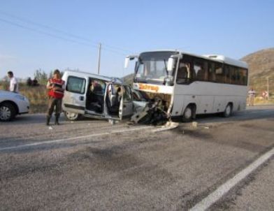 Yolcu Minibüsü İle Otomobil Çarpıştı: 2 Ölü, 14 Ağır Yaralı