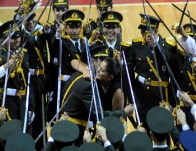 Gata’da Önce Diploma Aldı Sonra Tek Taş Yüzük Taktı