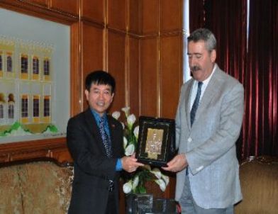 Vietnam Büyükelçisi’nden Vali Kıraç’a Ziyaret