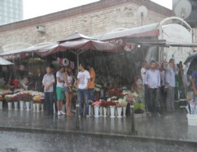 İstanbullular Sağanak Yağmura Hazırlıksız Yakalandı