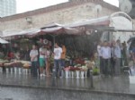 YALıNAYAK - İstanbullular Sağanak Yağmura Hazırlıksız Yakalandı